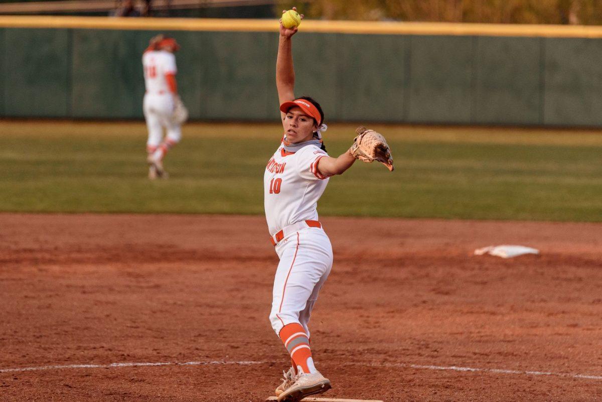 Softball drops 2 of 3 against Huskies